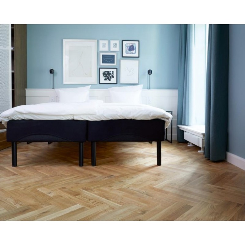 Massiv Eg Dobbelt Sildebensparket. Dim. 14 mm x 129 x 516,6 mm. Silkemat lakeret.